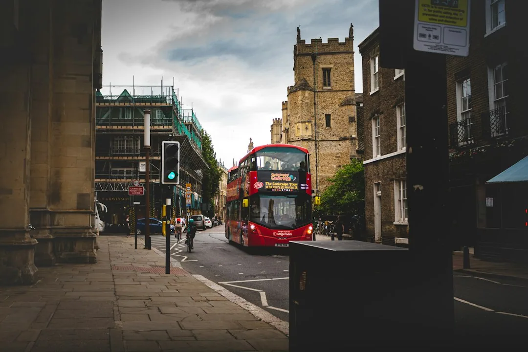 Autobús turístico rojo en Cambridge, ciudad del Reino Unido donde Barcelona Tributario asesora sobre viviendas alquiladas y fiscalidad internacional