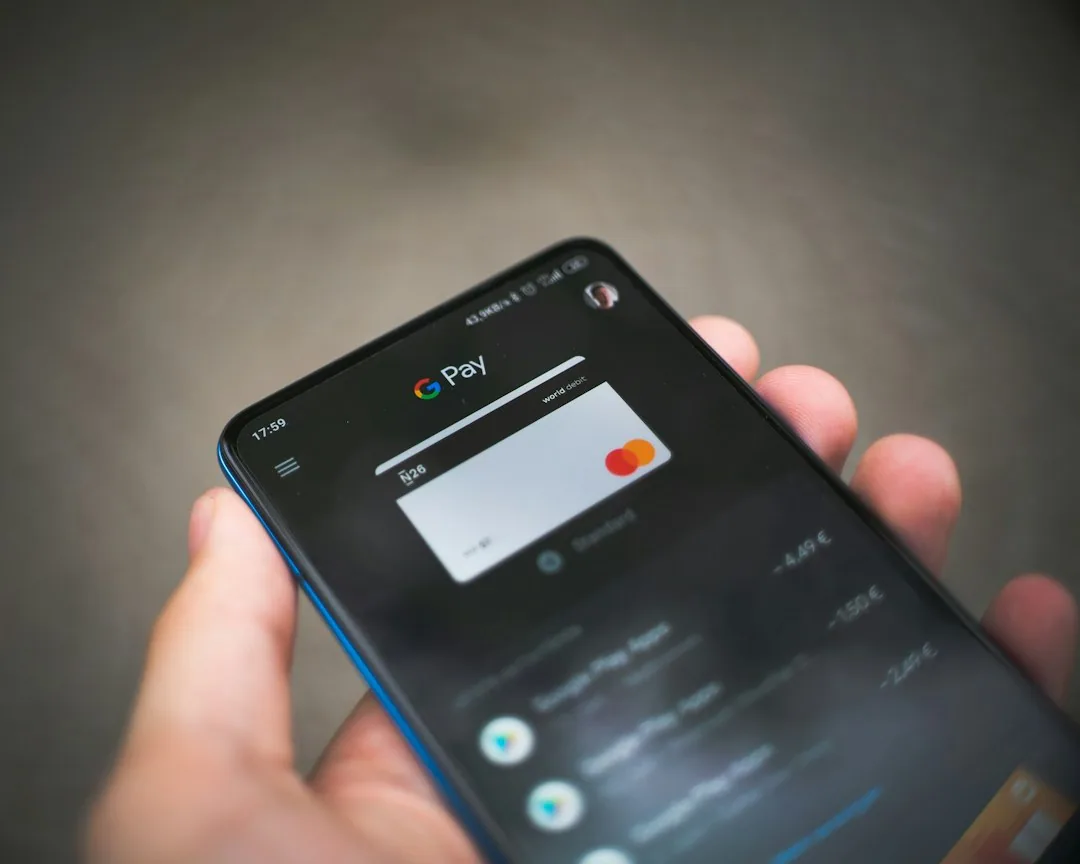Mano sosteniendo móvil con Google Pay y tarjeta N26, clave al cobrar distribuciones de una LLC siendo residente en Barcelona según Barcelona Tributario