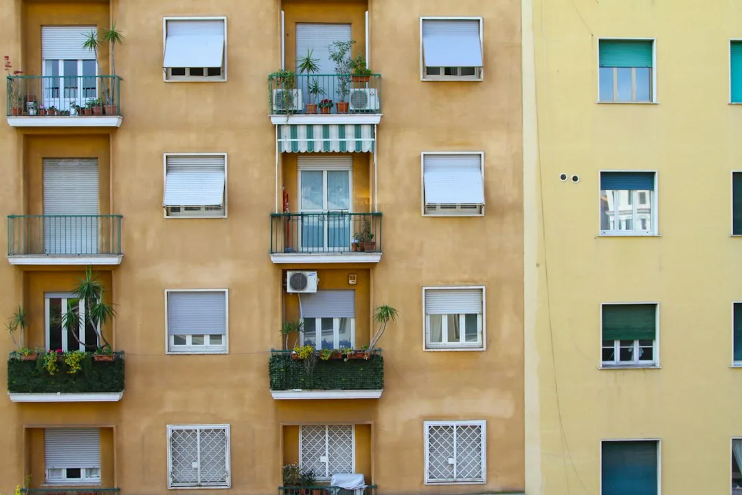 Fachada de edificio residencial en Barcelona, donde Barcelona Tributario asesora a inversores inmobiliarios sobre estructura societaria