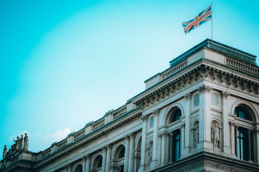 Edificio gubernamental británico con la Union Jack, símbolo clave al recibir una herencia de Reino Unido siendo residente en Cataluña, según Barcelona Tributario