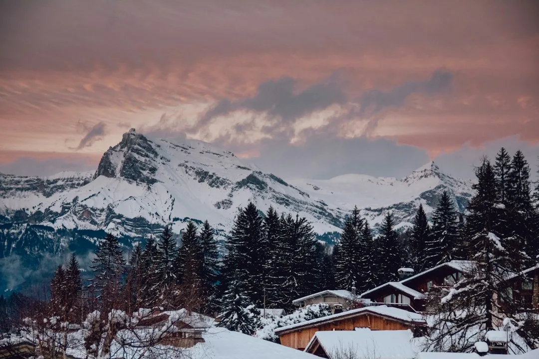 Paisaje nevado alpino que evoca los patrimonios en el extranjero que Barcelona Tributario ayuda a documentar ante Hacienda