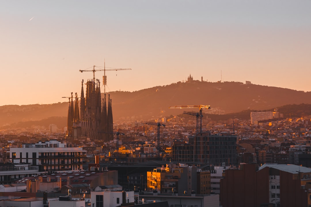 Vista aérea de Barcelona al atardecer con la Sagrada Família, clave para entender la residencia fiscal al mudarse, según Barcelona Tributario