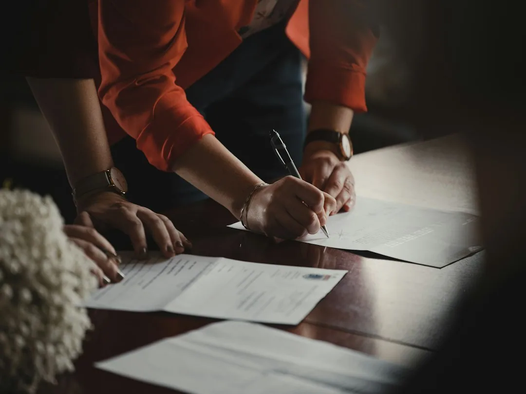 Firma de contrato de venta de activos o participaciones asesorada por Barcelona Tributario para optimizar la fiscalidad empresarial